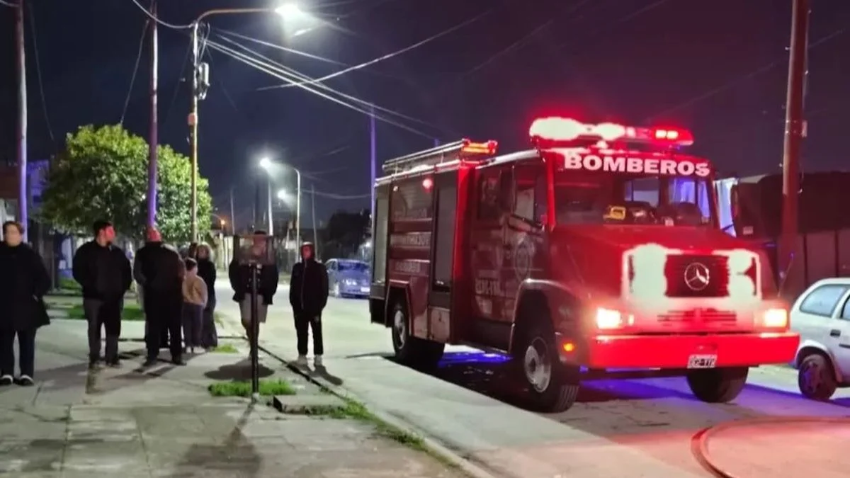 Un incendió arraso parte de una vivienda en Berisso