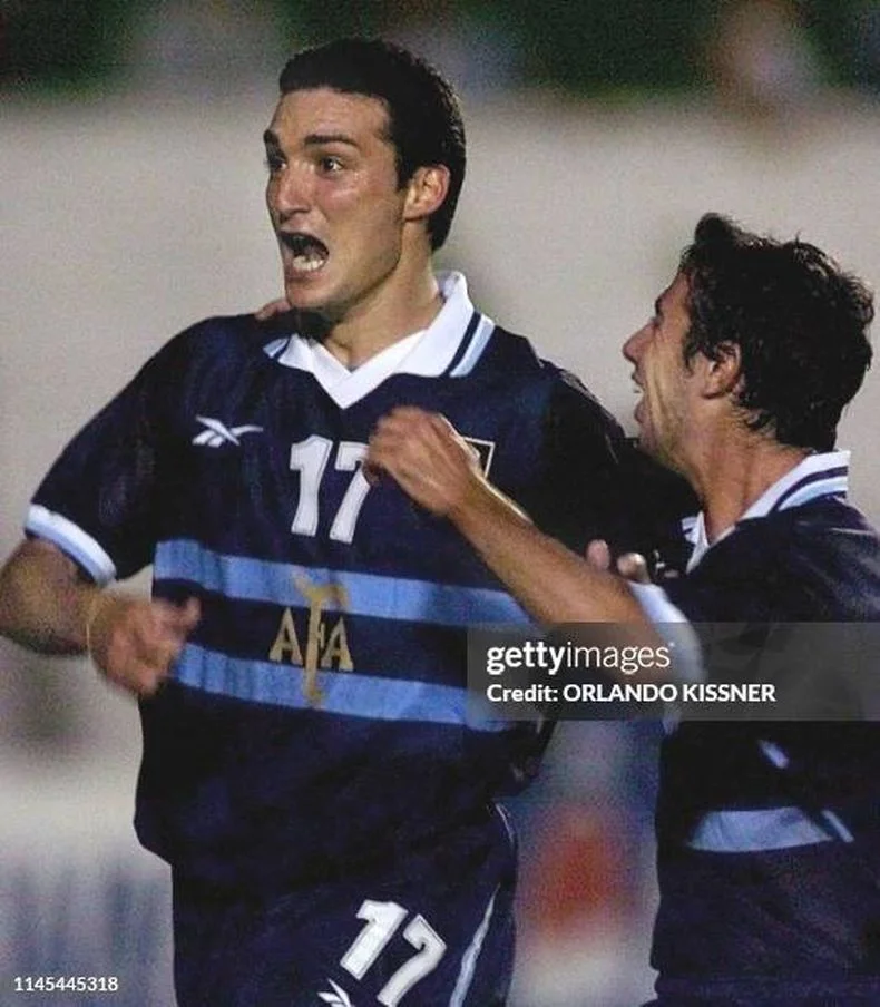 Messera se abraza a Scaloni para celebrar un gol de la Selecci&oacute;n Argentina juvenil