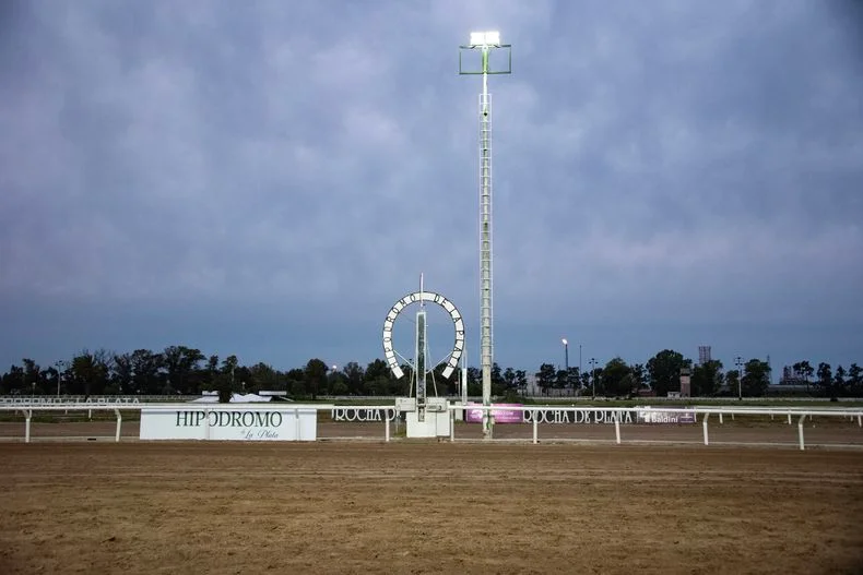 Suspensi&oacute;n de jornada y malestar en el Hip&oacute;dromo de La Plata