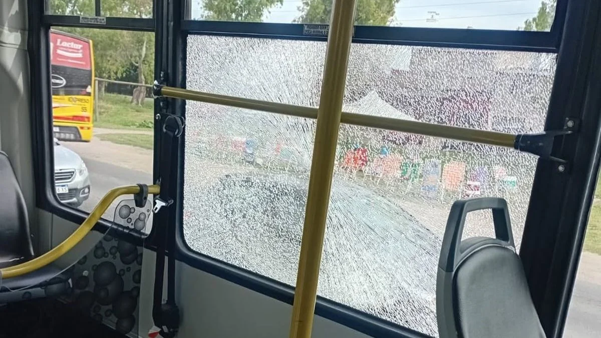 La Plata: un micro de la Línea Este fue atacado a piedrazos