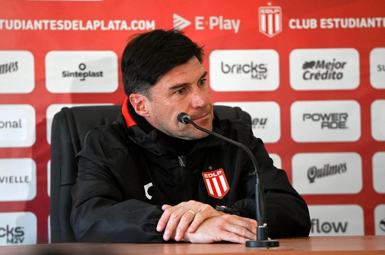 Alexander Medina en conferencia de prensa antes de partir para Brasil 