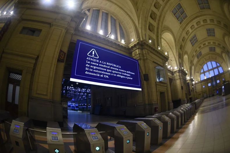 photo El mensaje del Gobierno contra la CGT en las estación de Constitución