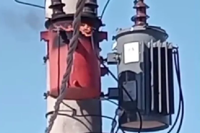 Peligro por un transformador de EDELAP a punto de explotar
