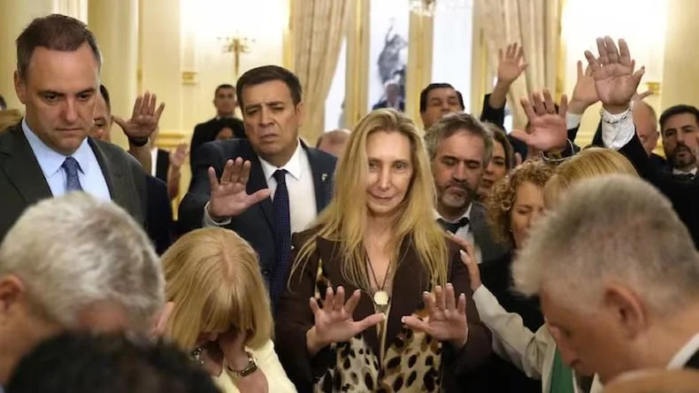 Karina Milei y Manuel Adorni con l&iacute;deres evangelistas en Casa Rosada