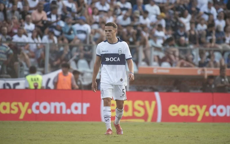 Ignacio Miramón una de las figuras de Gimnasia, tendría tres tarjetas amarillas