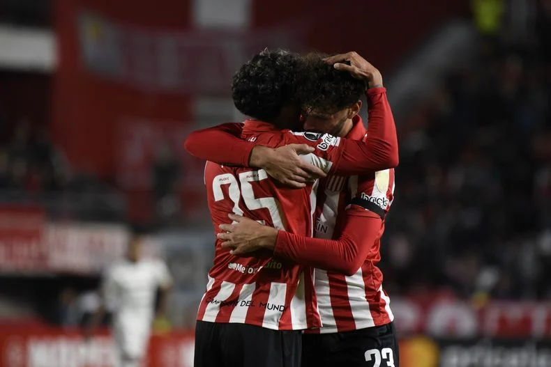 Estudiantes ganó ante su gente y se metió en octavos de la Libertadores