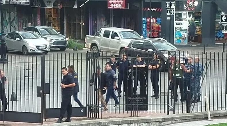 8 y 50, centro de La Plata lleno de polic&iacute;as por la indagatoria de Iv&aacute;n Tobar