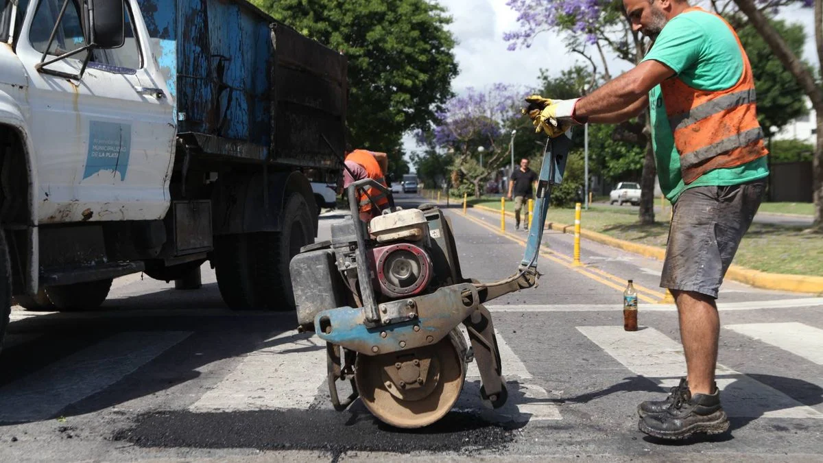 La oposición pone bajo la lupa el plan de bacheo de Alak