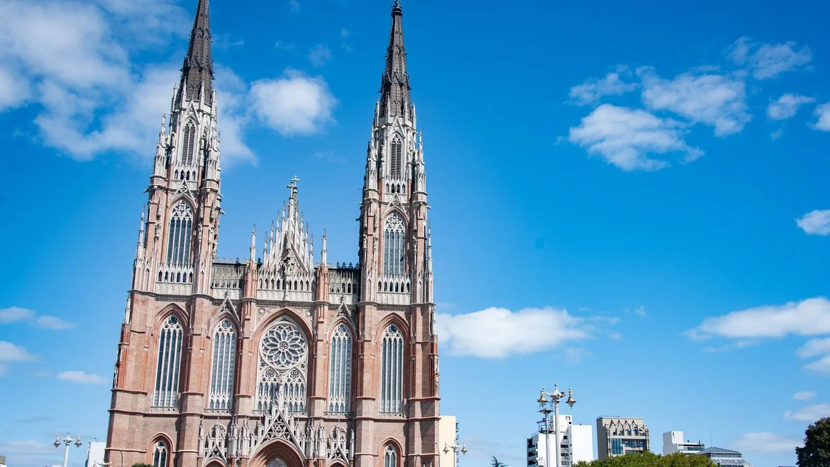 Asoma un jueves caluroso y algo nublado en La Plata