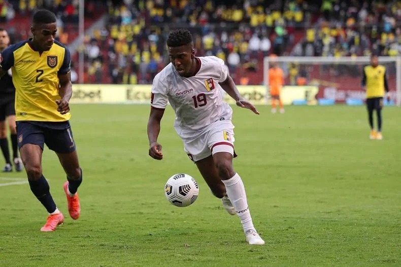 Jan Hurtado, en un partido de Eliminatorias Sudamericanas frente a Ecuador