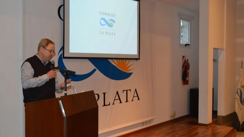 Walter Egli, director del CIDEPINT en la sede del CONICET de La Plata.