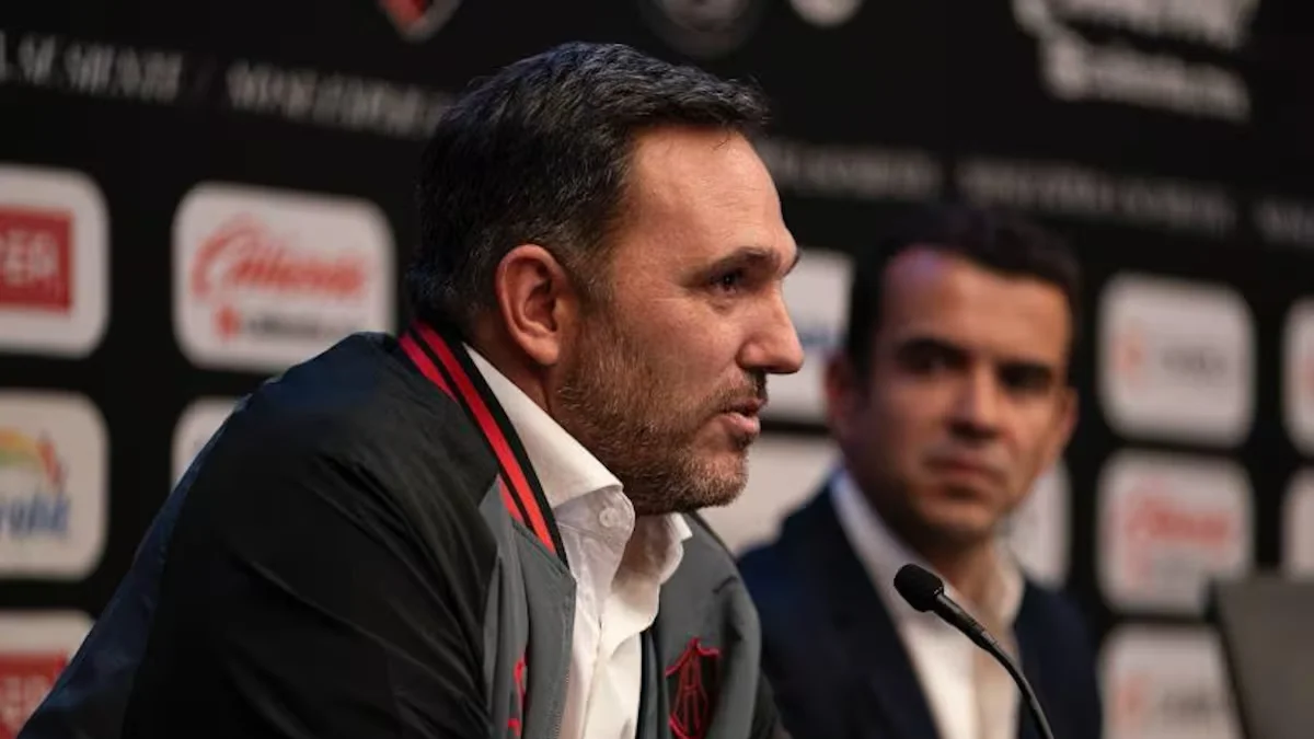 Carlos Anacleto presentó al nuevo manager de Gimnasia