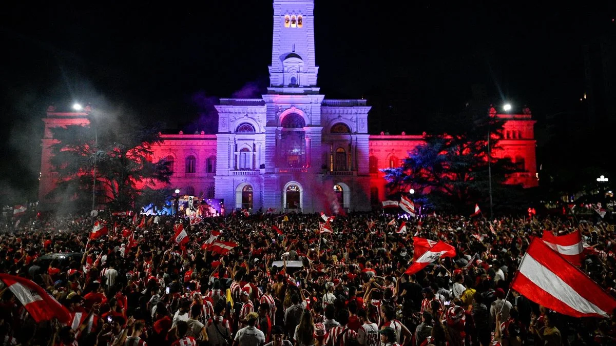 Los hinchas de Estudiantes coparon Plaza Moreno