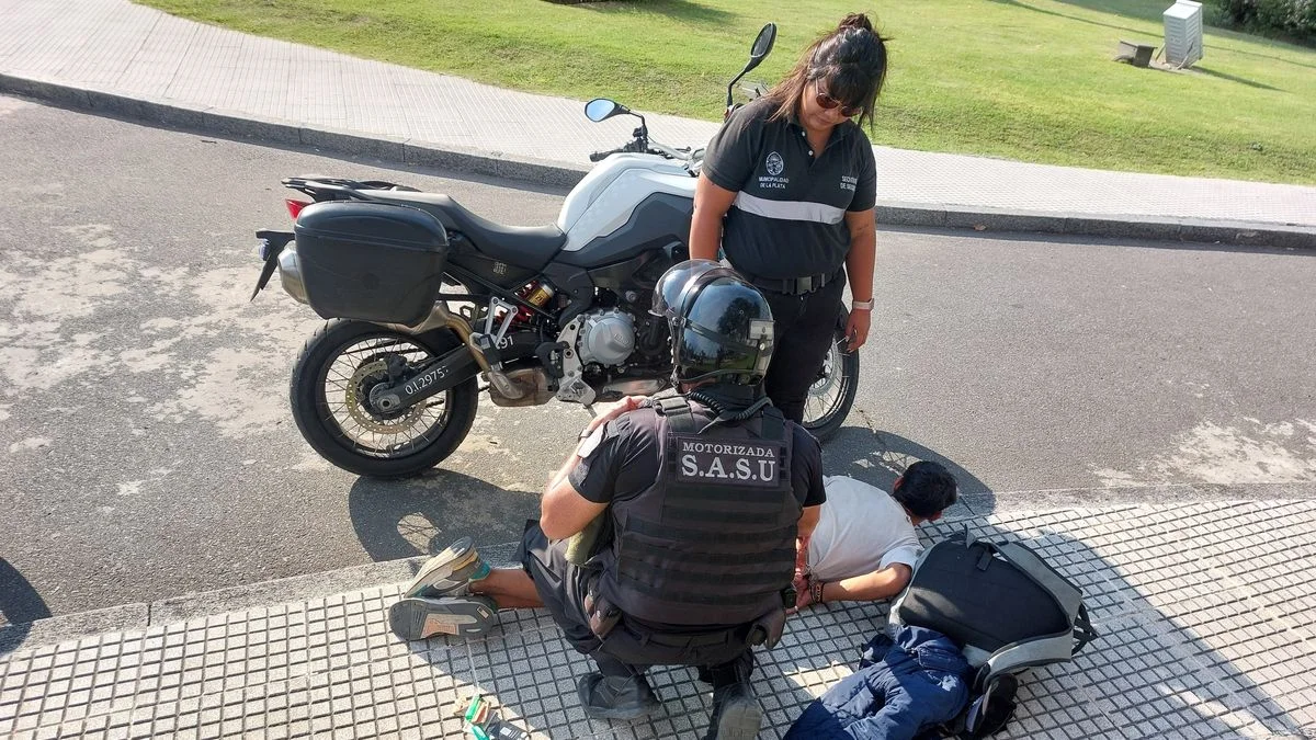 La Plata: escapaba a pie con una moto robada y cayó frente a la Municipalidad