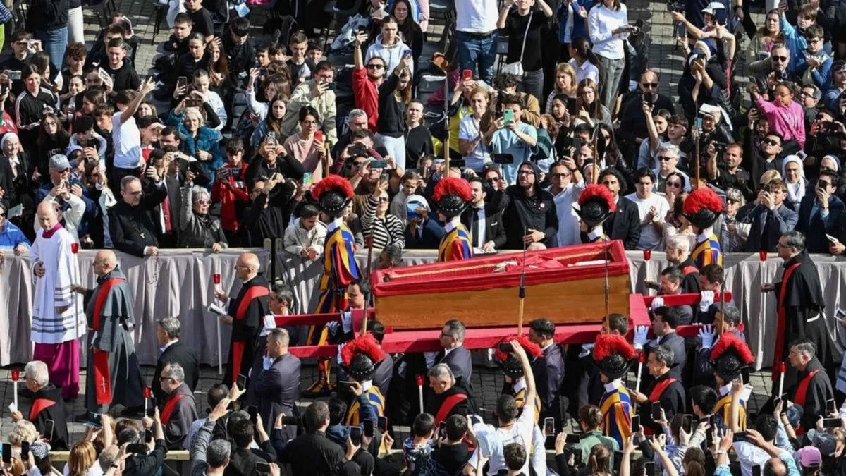 Multitudes despiden al Papa Francisco en la capilla ardiente de San Pedro