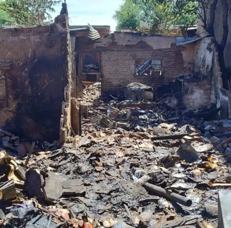 Así quedó la casa del vecinod e La Plata que quedó en la calle junto a sus perros