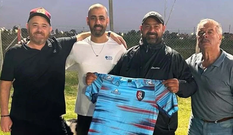 Leandro Sarco -con la camiseta-, el hombre del momento en el fútbol de La Plata