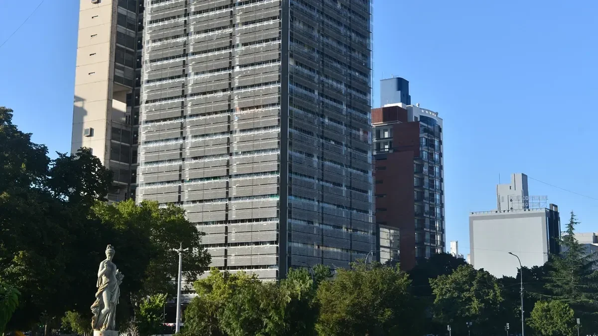 Las torres de La Plata en jaque: entre el ocio y los intentos de desalojo