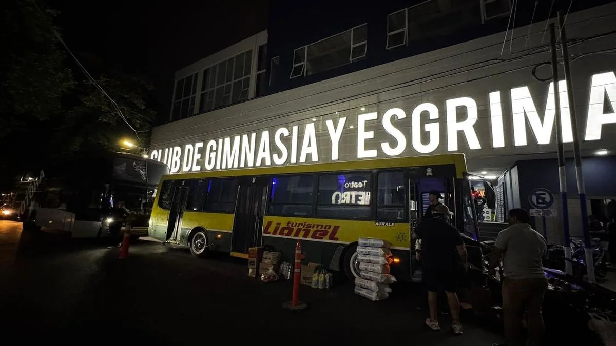 Cinco colectivos con donaciones de Gimnasia llegaron a Bahía Blanca