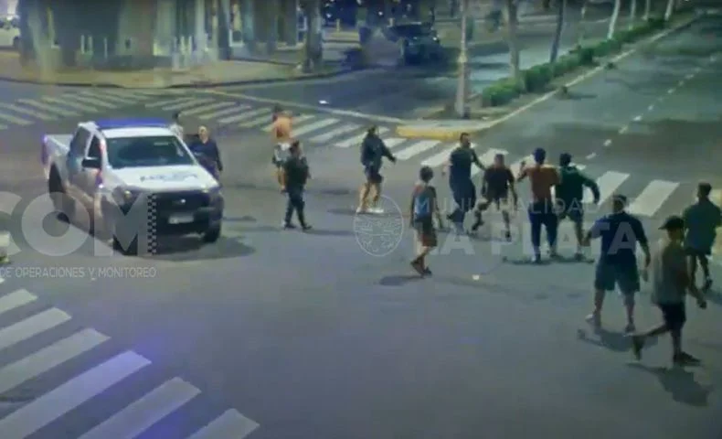 Terrible escena. As&iacute; se agarraron a las pi&ntilde;as, frente a los efectivos policiales