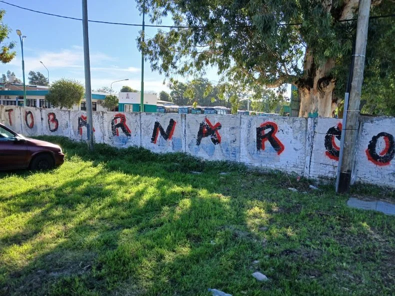 "Tobar narco", se ley&oacute; en las paredes de Villa Catella