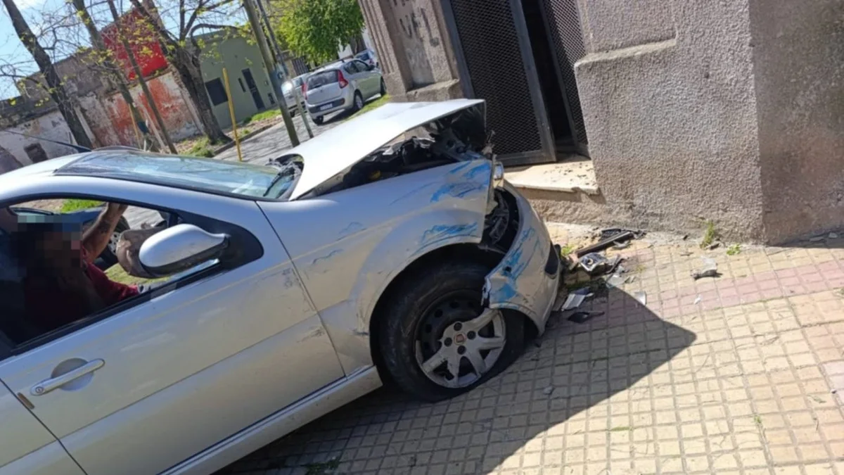 La Plata: un auto se incrustó contra una casa tras un choque