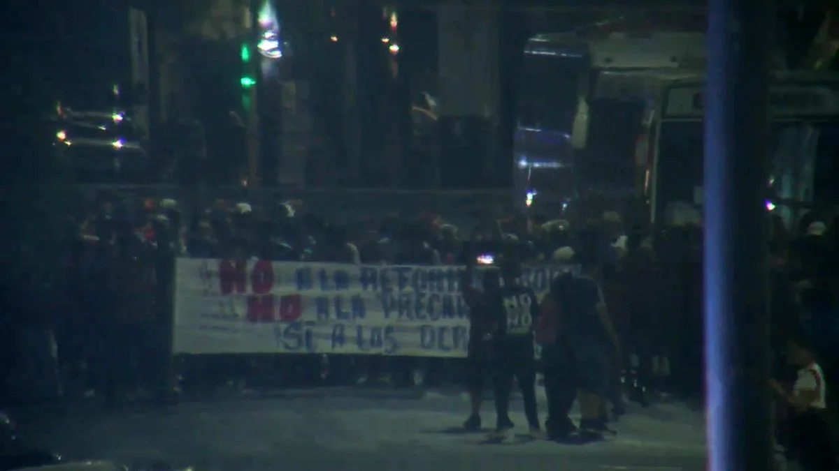 Manifestantes cortaron 7 y 50 en rechazo a la reforma laboral