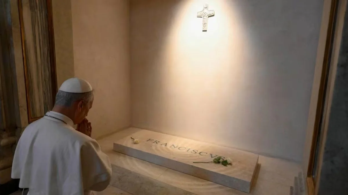 El papa León XIV visitó la tumba de Francisco