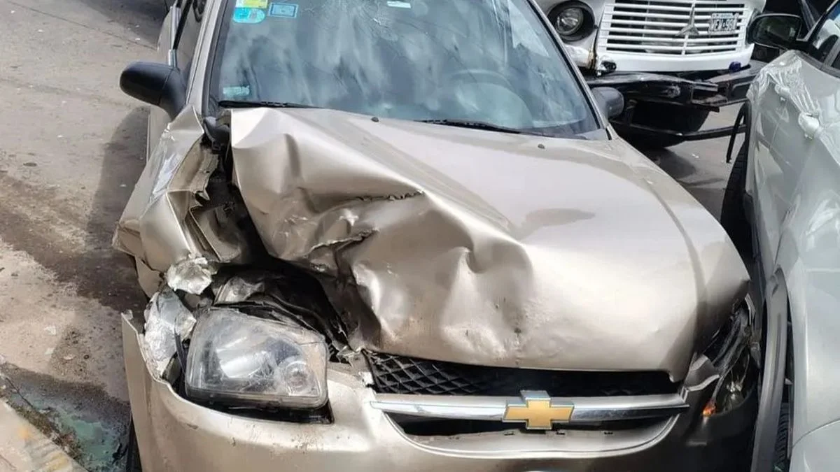Un camión embistió un auto en el límite entre La Plata y Berisso