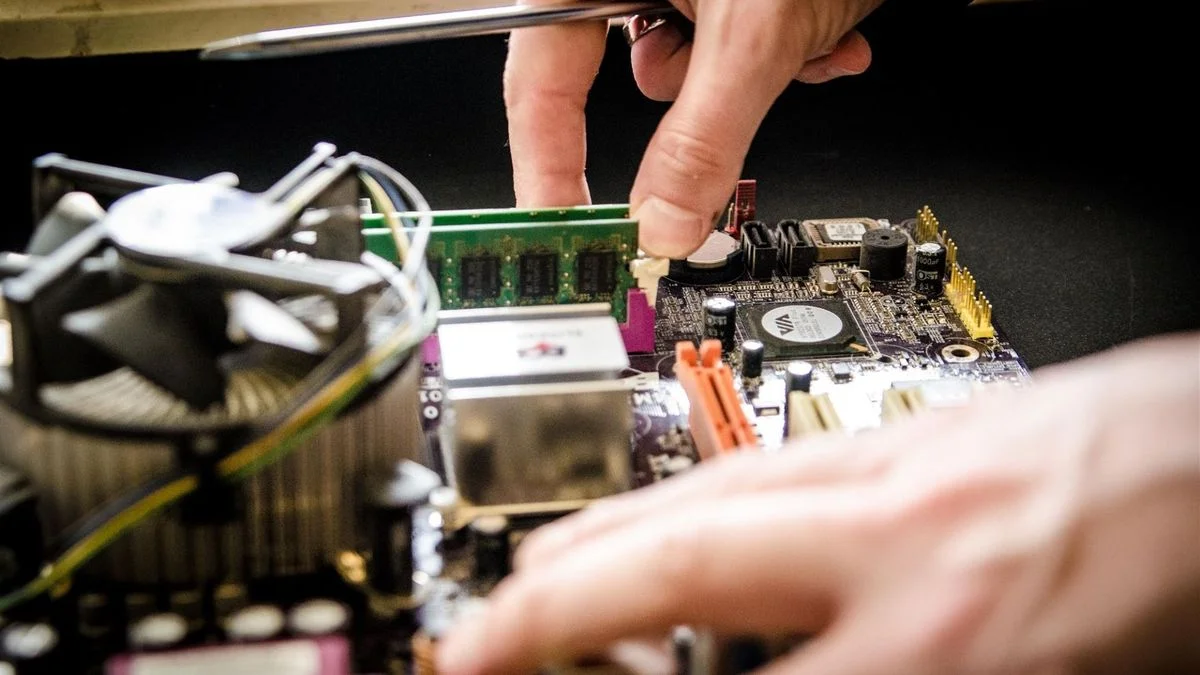 Dictarán un curso gratuito de armado y reparación de PC para estudiantes de la UNLP