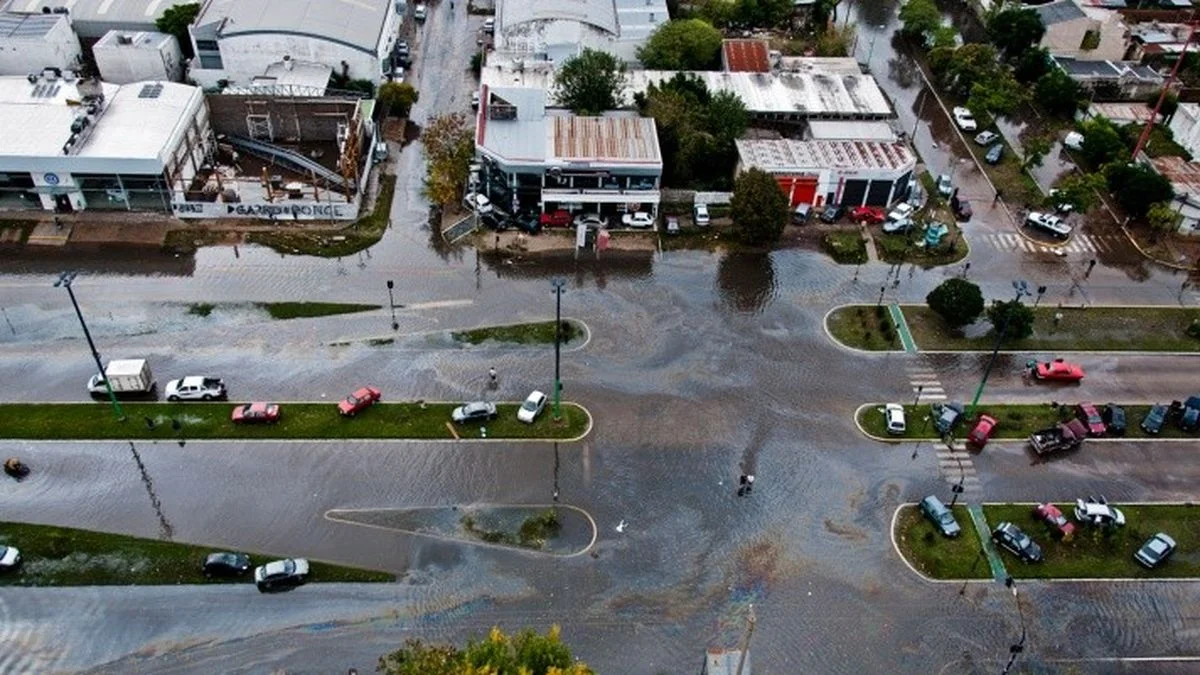 Tragedia, política y solidaridad: las claves de las inundaciones de La Plata y Bahía Blanca