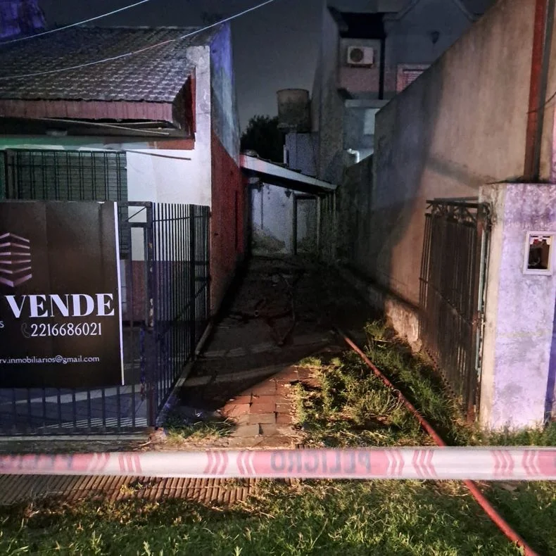 Tragedia en La Plata: un hombre quedó atrapado en un incendio y murió