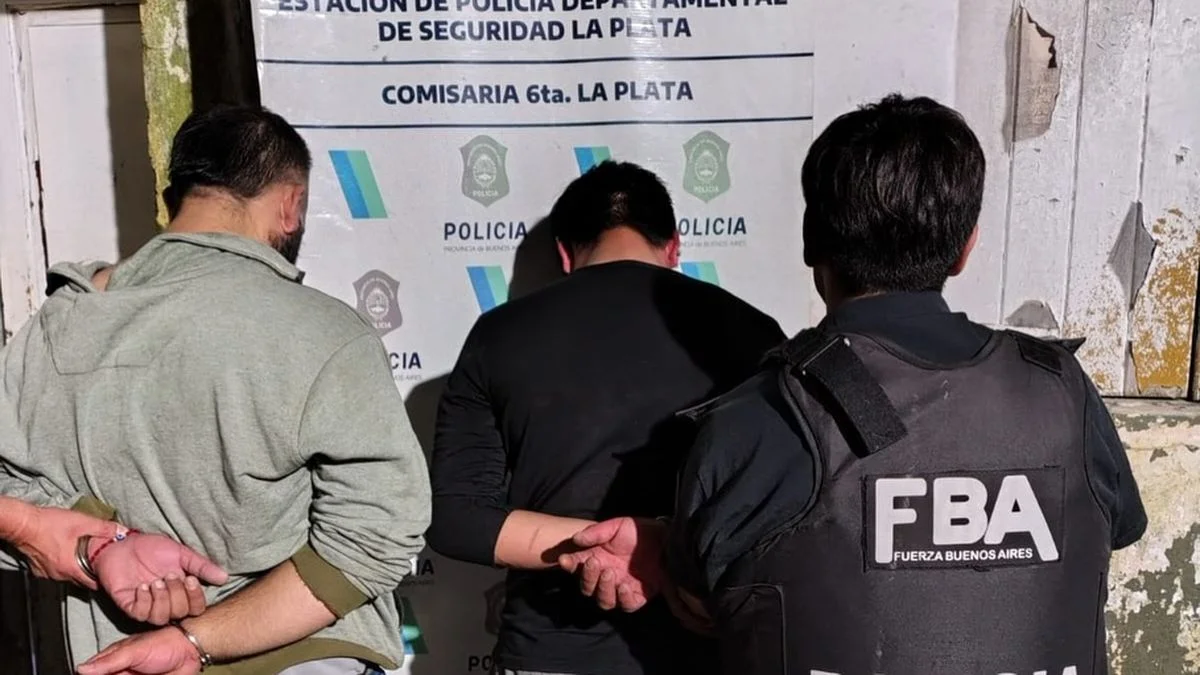 Tolosa: cayeron dos sujetos tras robar un auto a punta de pistola
