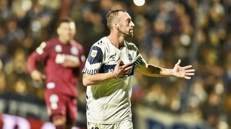 En 2022, Gimnasia comenzó la racha venciendo 1-0 a Lanús con gol de Alemán