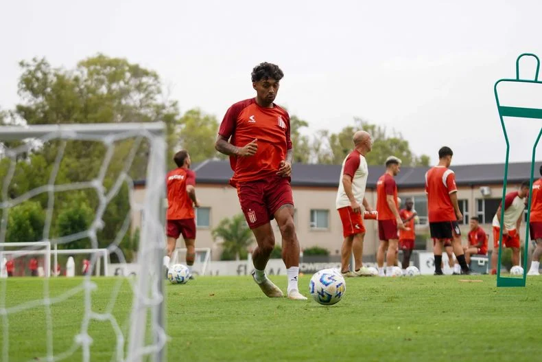 Cristian Medina entren&oacute; en City Bell, pero su futuro est&aacute; lejos de Estudiantes. Jugar&aacute; en Brasil