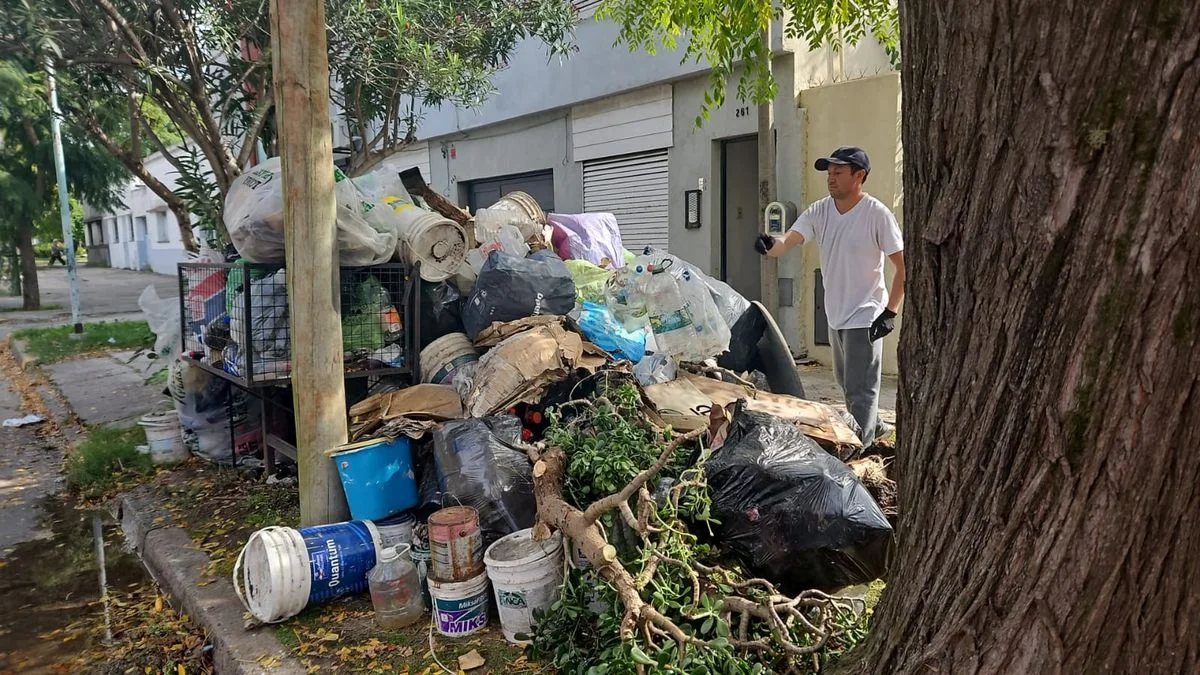 Un hombre se descompensó en Tolosa y descubrieron que era acumulador de basura