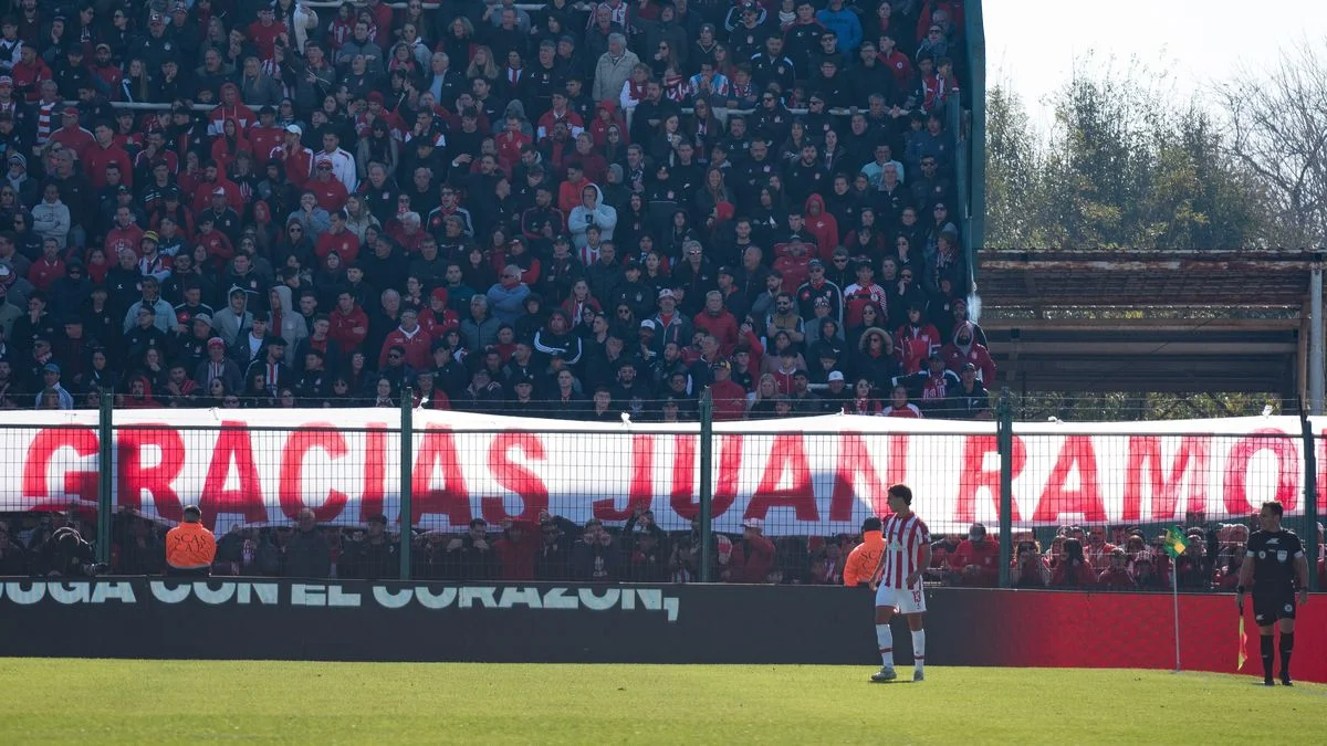 Homenaje a Juan Ramón Verón con su hijo presente viendo a Estudiantes