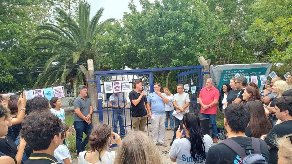 Abrazo solidario en una escuela de Gonnet: alertan por recortes y la baja matrícula