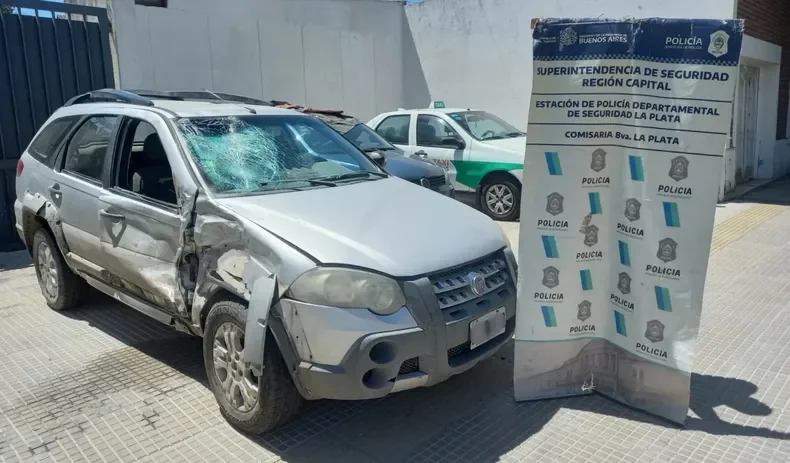 Choque fatal en Villa Elvira: murió un motociclista y detuvieron al automovilista que se fugó