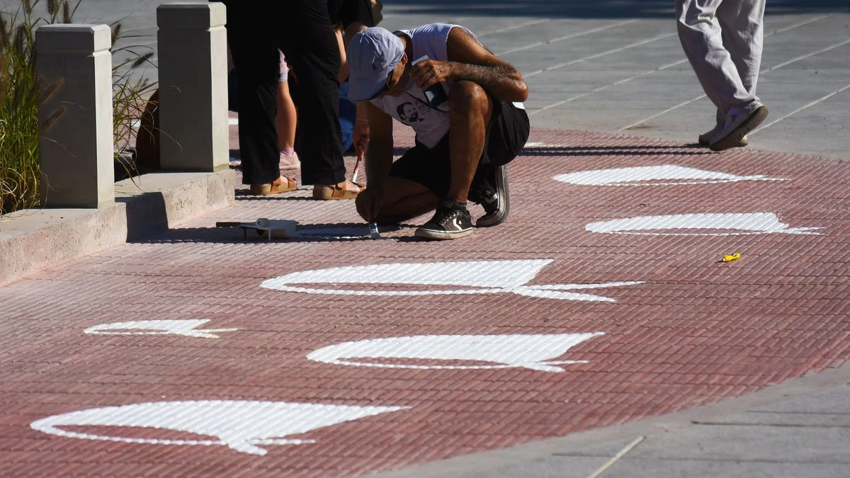 La Plata: pintaron nuevamente los pañuelos en Plaza San Martín