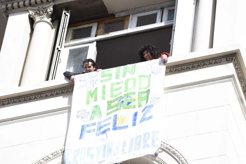 Con una bandera, saludaron a los militantes de CFK desde el balc&oacute;n
