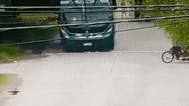 Fuerte choque entre una moto y un micro en Punta Lara