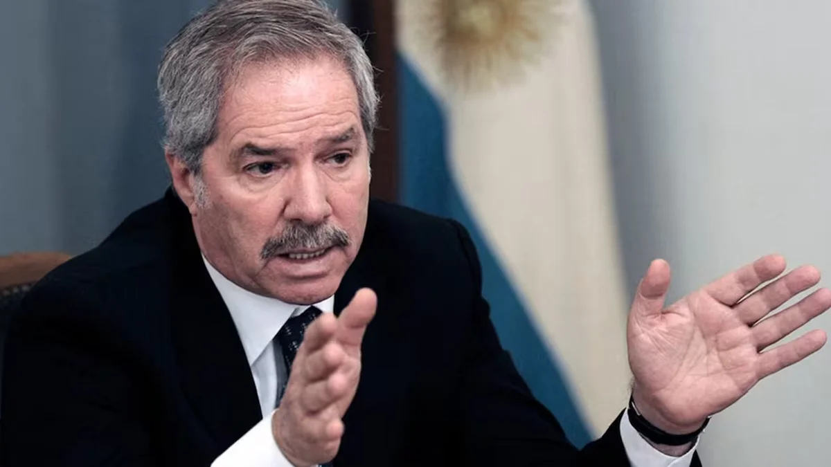 Felipe Solá apuntó a Julio Alak en la carrera a la gobernación