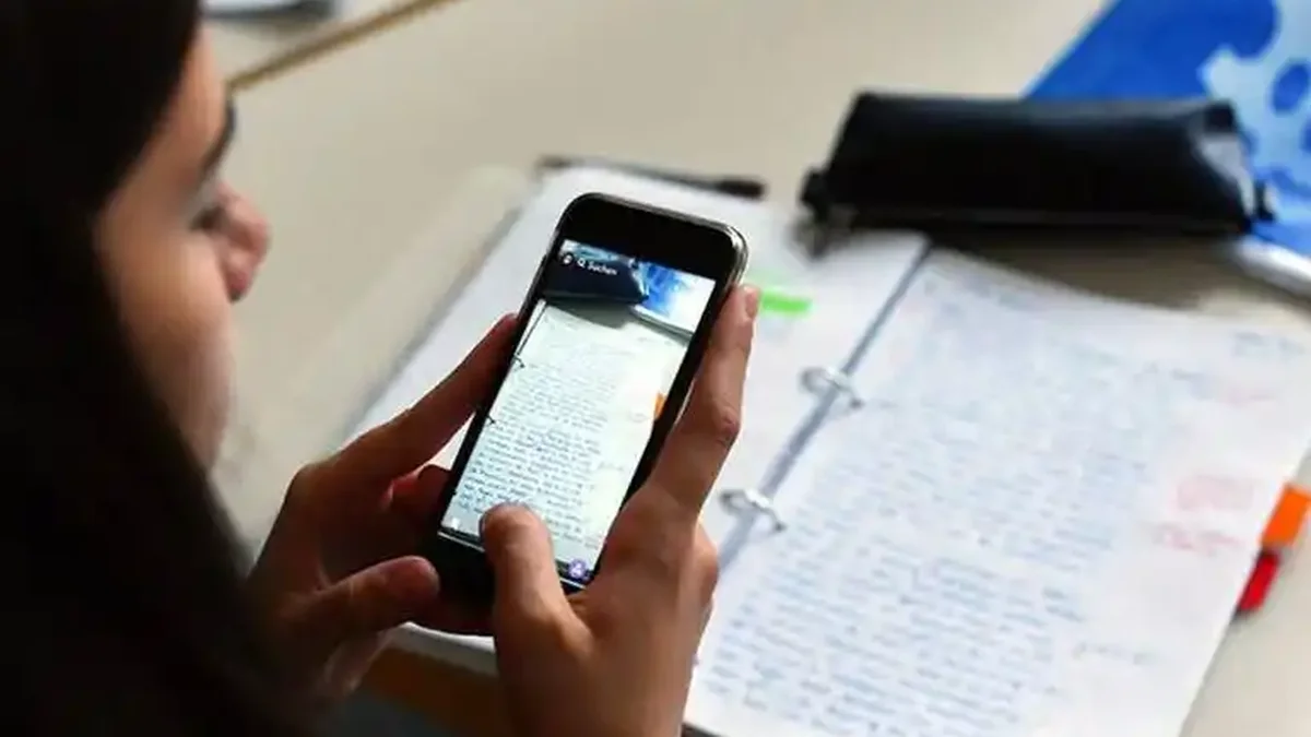 Pasó al Senado la ley que busca regular el uso de celulares en las escuelas de la Provincia
