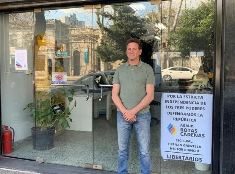 Hernán Ganzella en la puerta de la sede de Rotas Cadenas