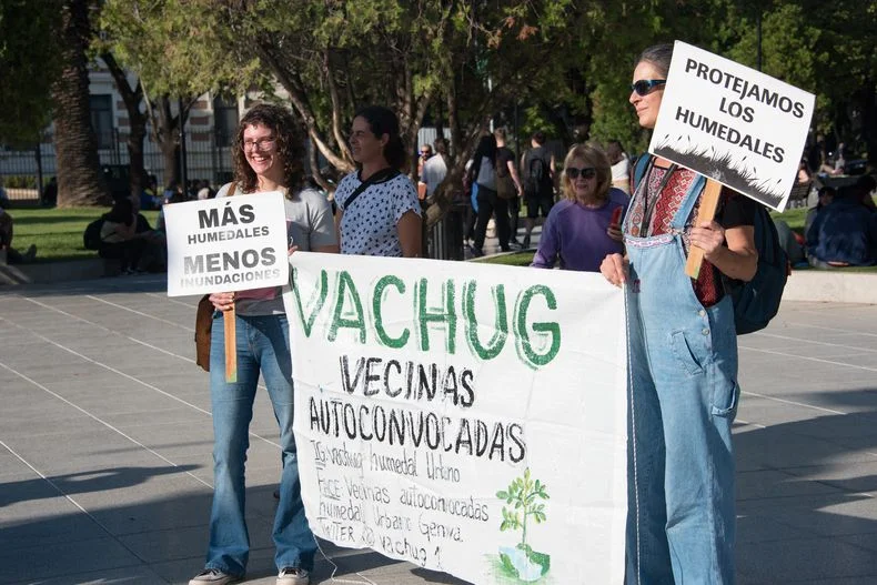 Inundados de La Plata realizaron jornada de concientización en Plaza San Martín