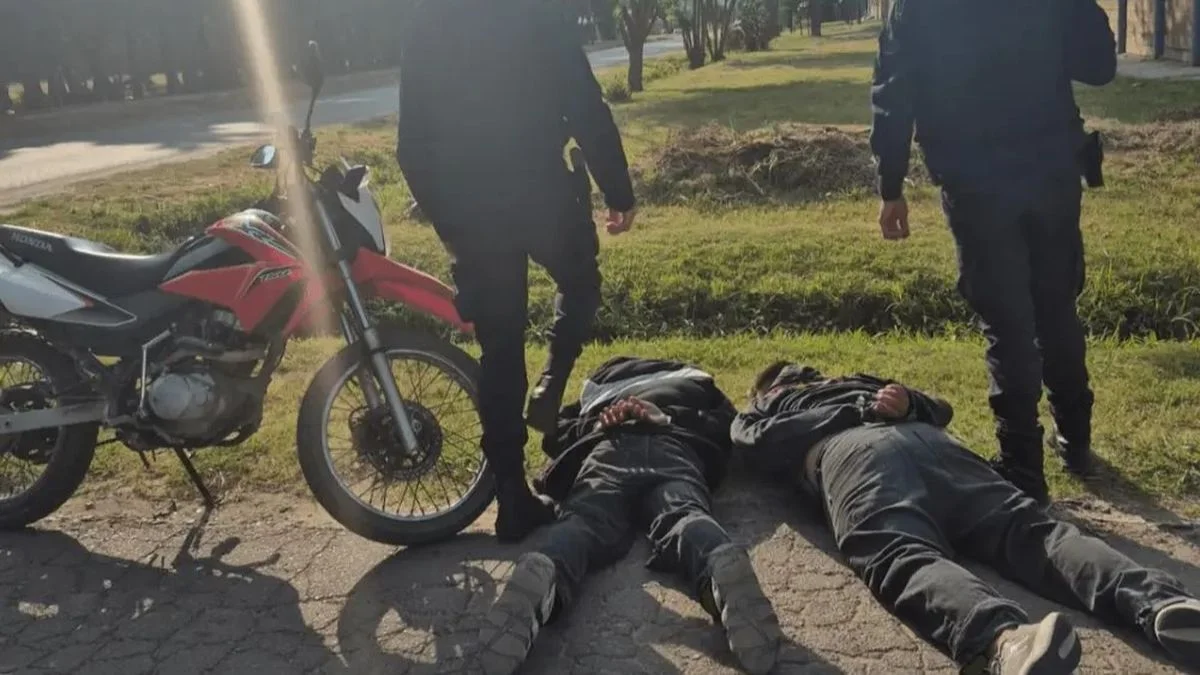 Robaron dos motos en La Plata y fueron detenidos tras una persecución