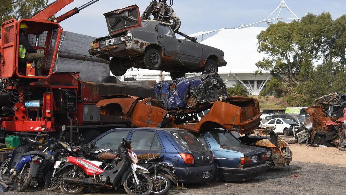 Lanzan un programa para compactar autos en La Plata