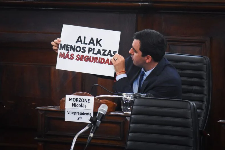 Nicol&aacute;s Morzone durante un reclamo de mayor seguridad en el Concejo Deliberante