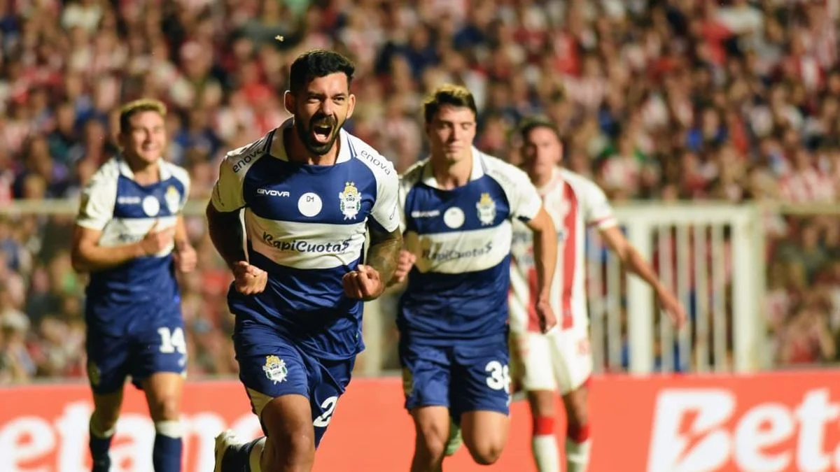 Enzo Mart&iacute;nez grita su primer gol con la camiseta de Gimnasia